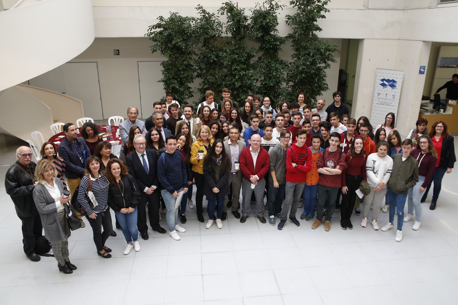 1. El Café con Ciencia de ayer reunió a seis investigadores con alumnos de los IES Cerro de los Infantes y Trevenque. 2. Los estudiantes presentaron a los científicos.