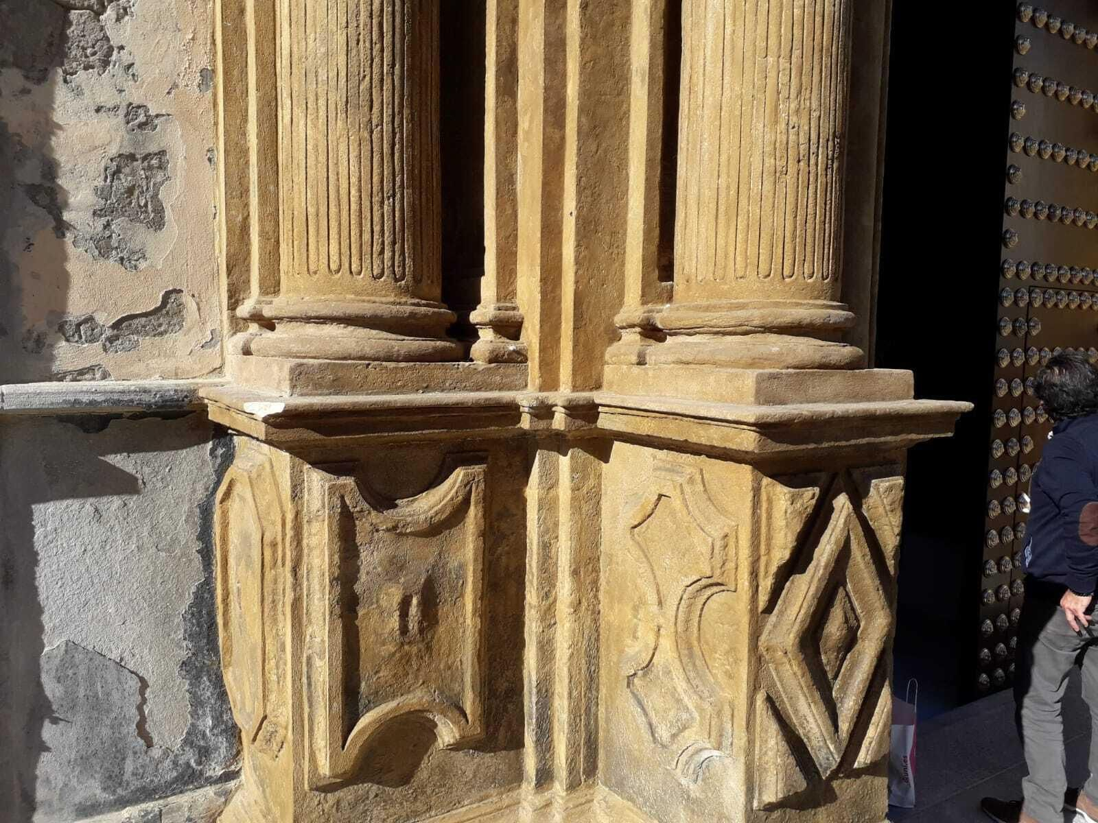 El trozo de piedra roto en la portada de San Antonio, este martes.