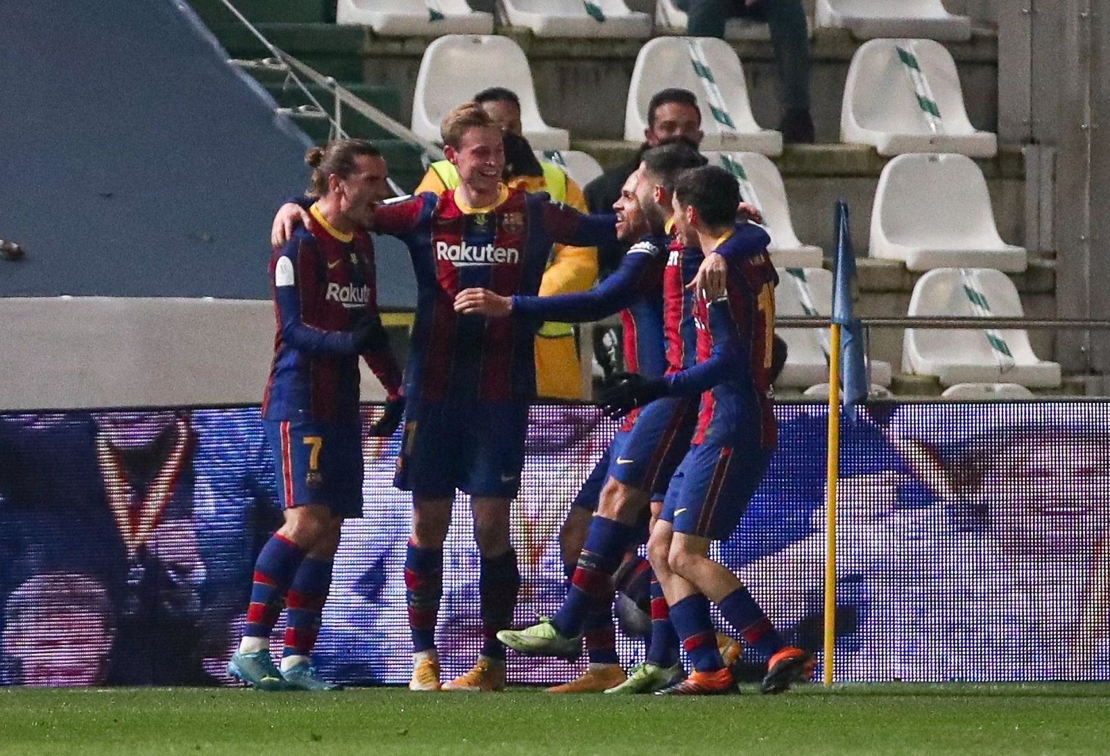 Los jugadores del Barça se abrazan tras el gol de De Jong