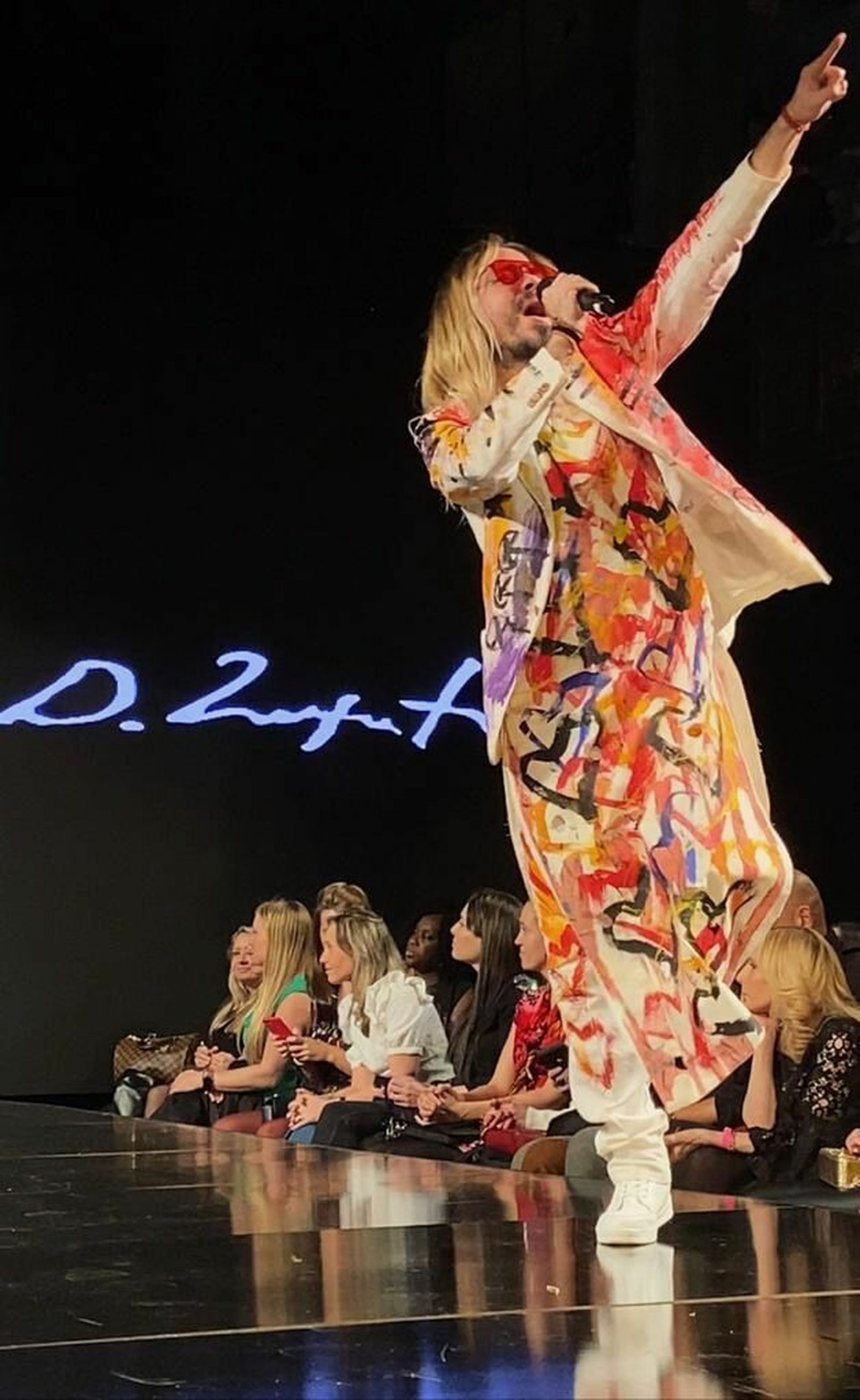 Antwone López presenta proyecto musical bajo el nombre del protagonista de su novela, ‘El rey de internet’.