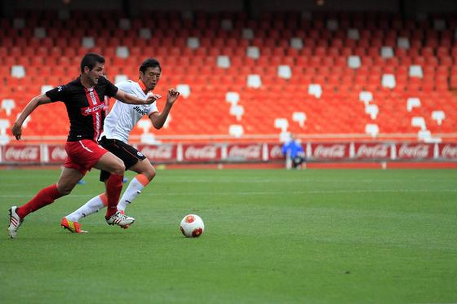 Los albirrojos consuman la pérdida de la categoría un año después de subir al caer en Valencia por 1-0

Foto: LOF