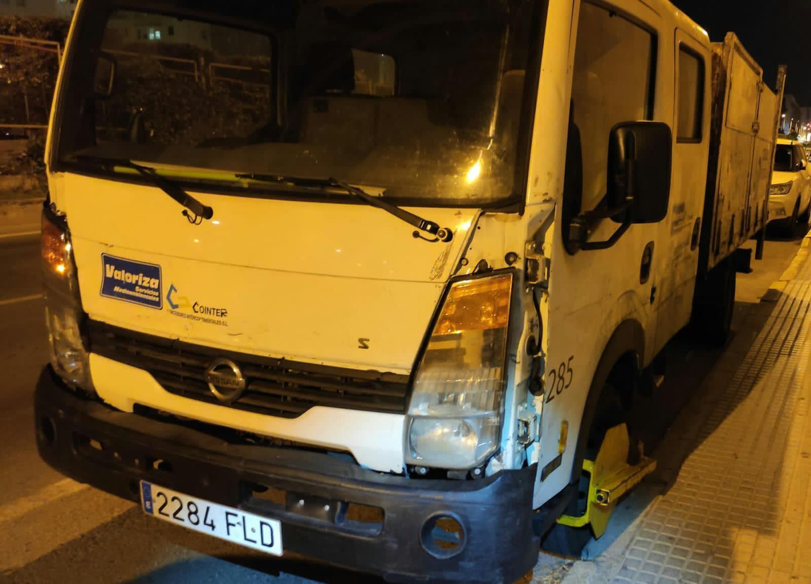 Imagen del vehículo inmovilizado con un cepo en la calle Gibraltar.