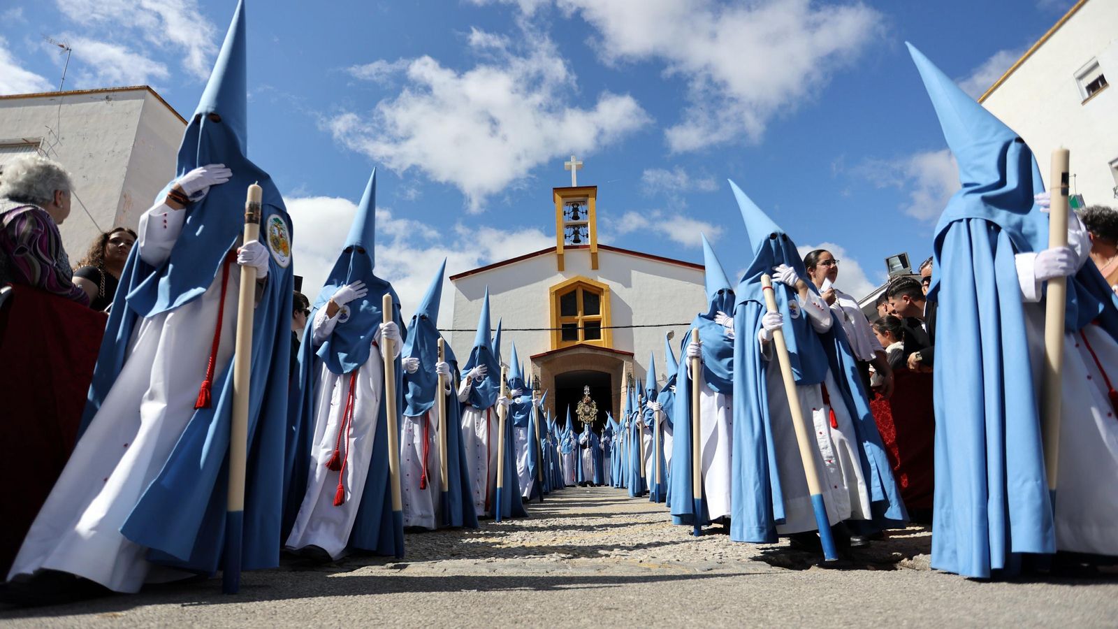El cortejo de nazarenos de la Exaltación, saliendo de Las Viñas.