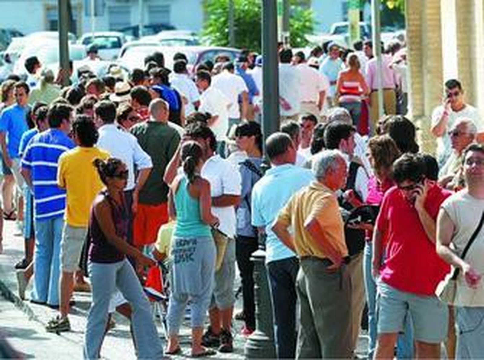 La cola para comprar las entradas, ayer a mediodía, en la taquilla de la Plaza de Toros de El Puerto