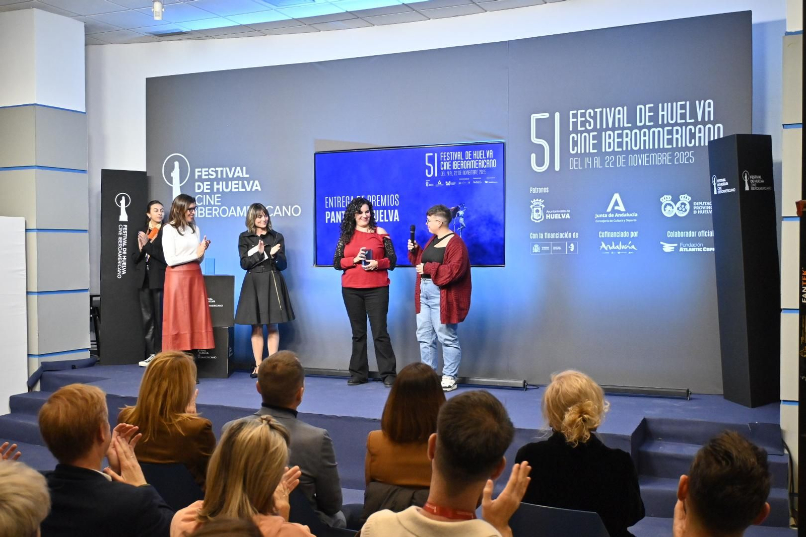 Imágenes de la entrega de los premios a los cortometrajes ganadores de la Sección Pantalla Huelva