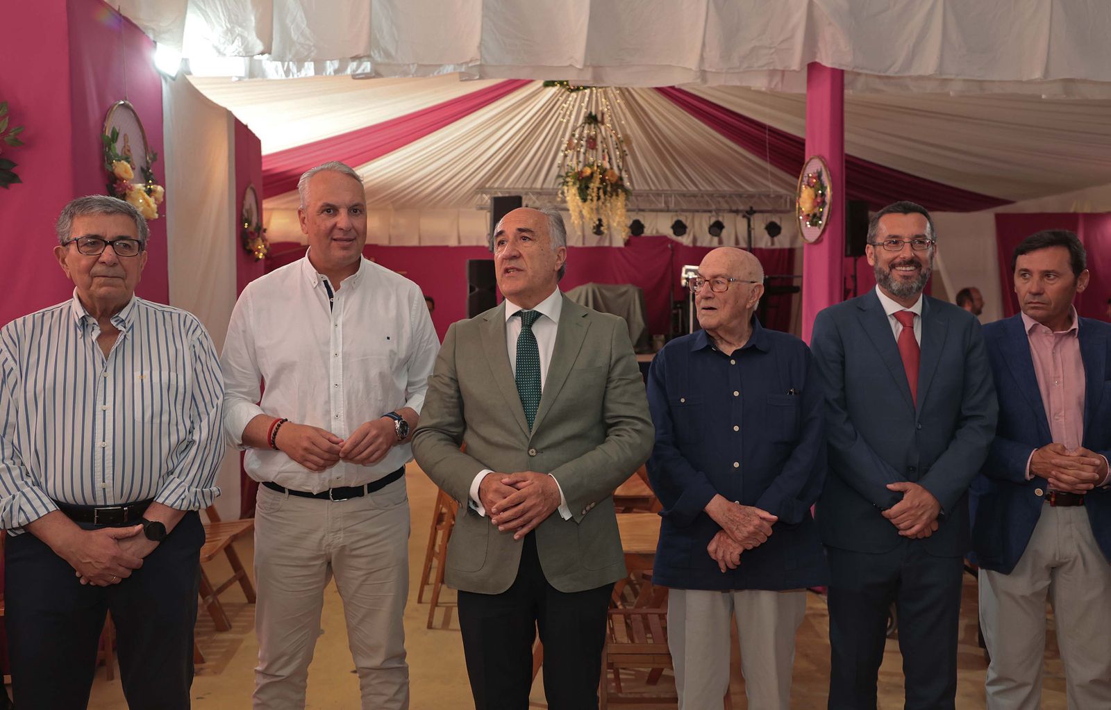 Imágenes de la copa de autoridades y medios de comunicación en la caseta municipal de la Feria Real de Algeciras 2024