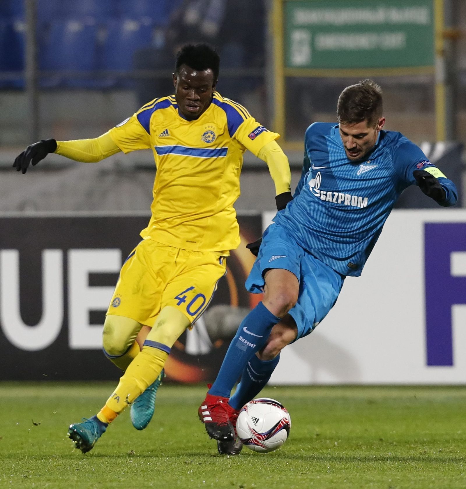 Javi García, a la derecha, pugna con un jugador del Maccabi en un partido de Champions.