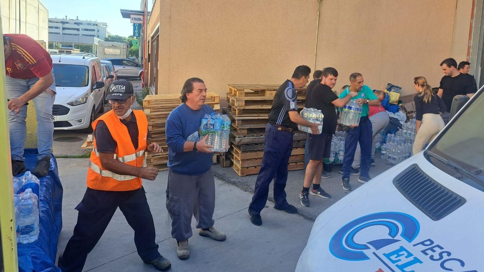 Voluntarios xerecista almacenan algunos de los productos recogidos.