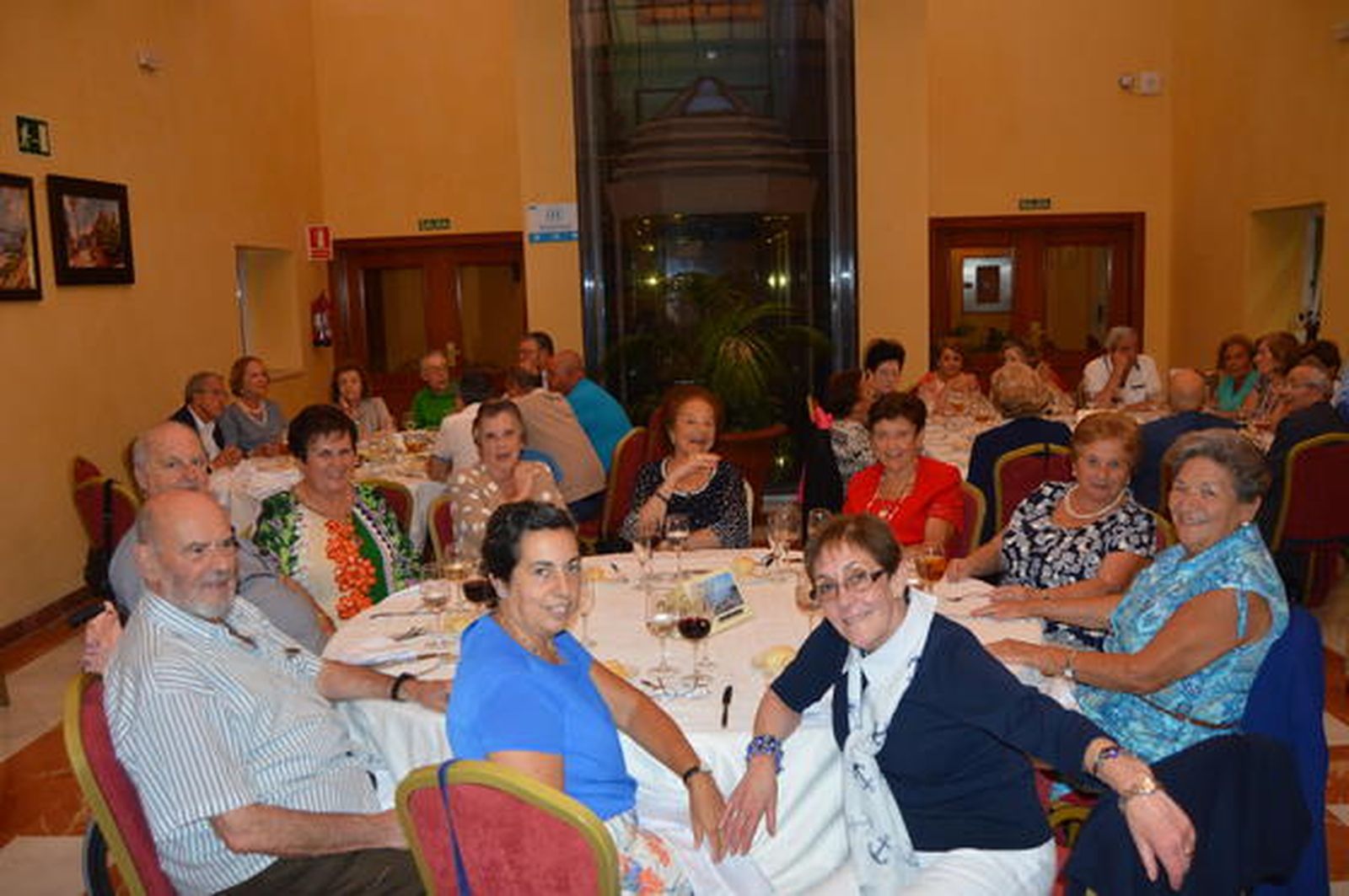 Susana Dolarea, Loli de la Pascua, Guillermo Fernández, Antonio González, Bely Linares, Esterina González, Pedro Vique, Padre Araujo, Manoli Cerón y Oliva Andrés.

Foto: Ignacio Casas de Ciria