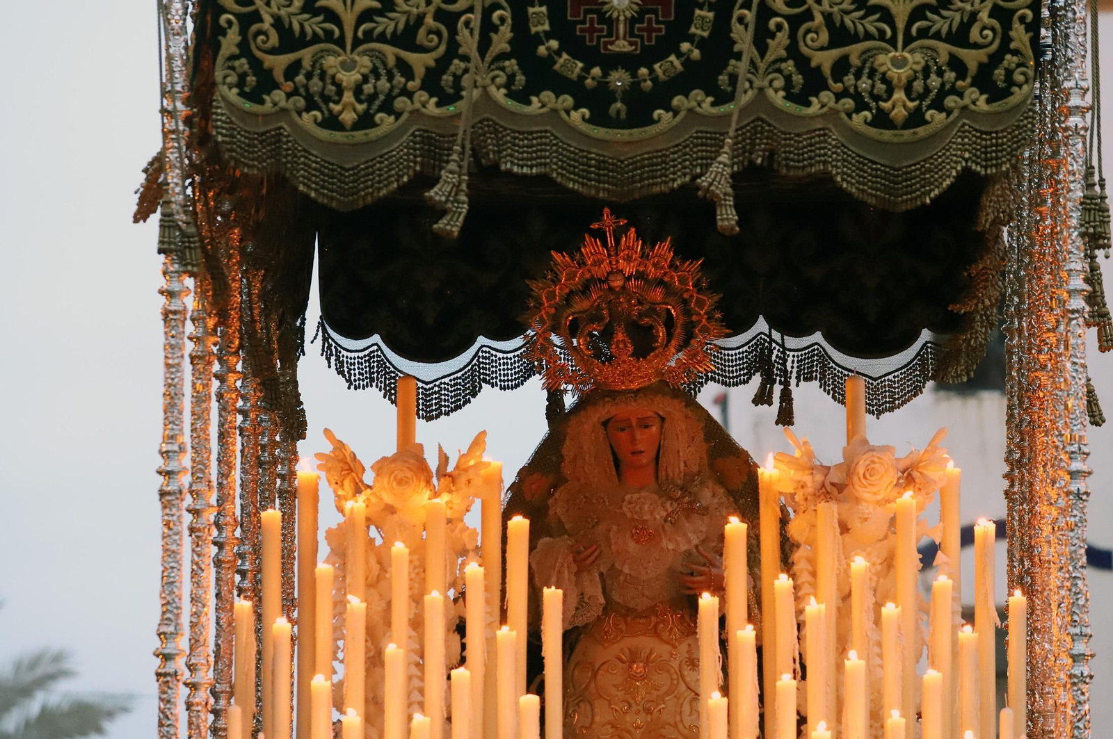 Imágenes de la procesión de Pasión en Huelva