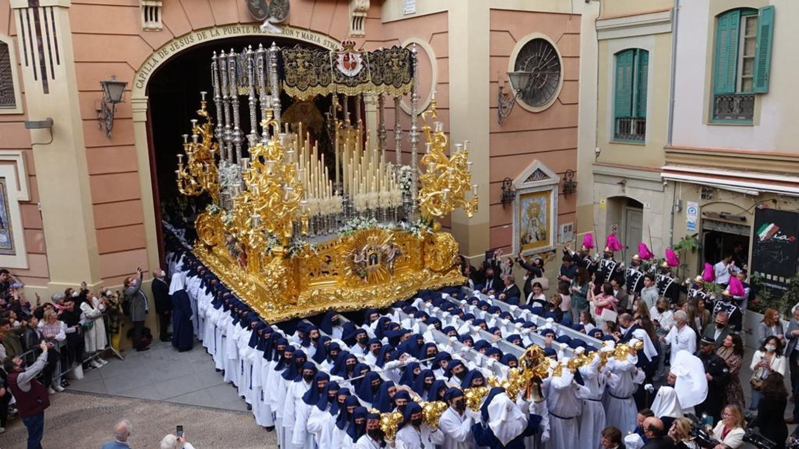 La Virgen de la Paloma saliendo de su casa hermandad