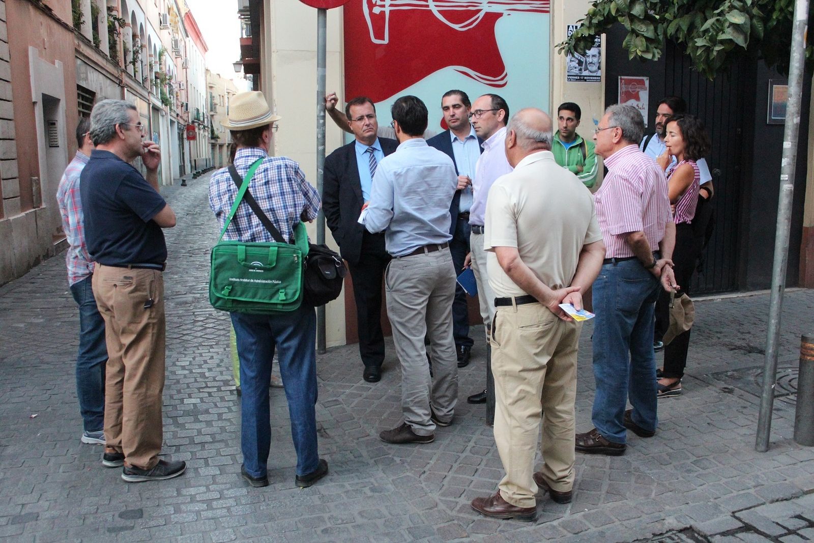 Juan Carlos Cabrera y otros representantes del Ayuntamiento, conversando con vecinos y comerciantes del Pumarejo.