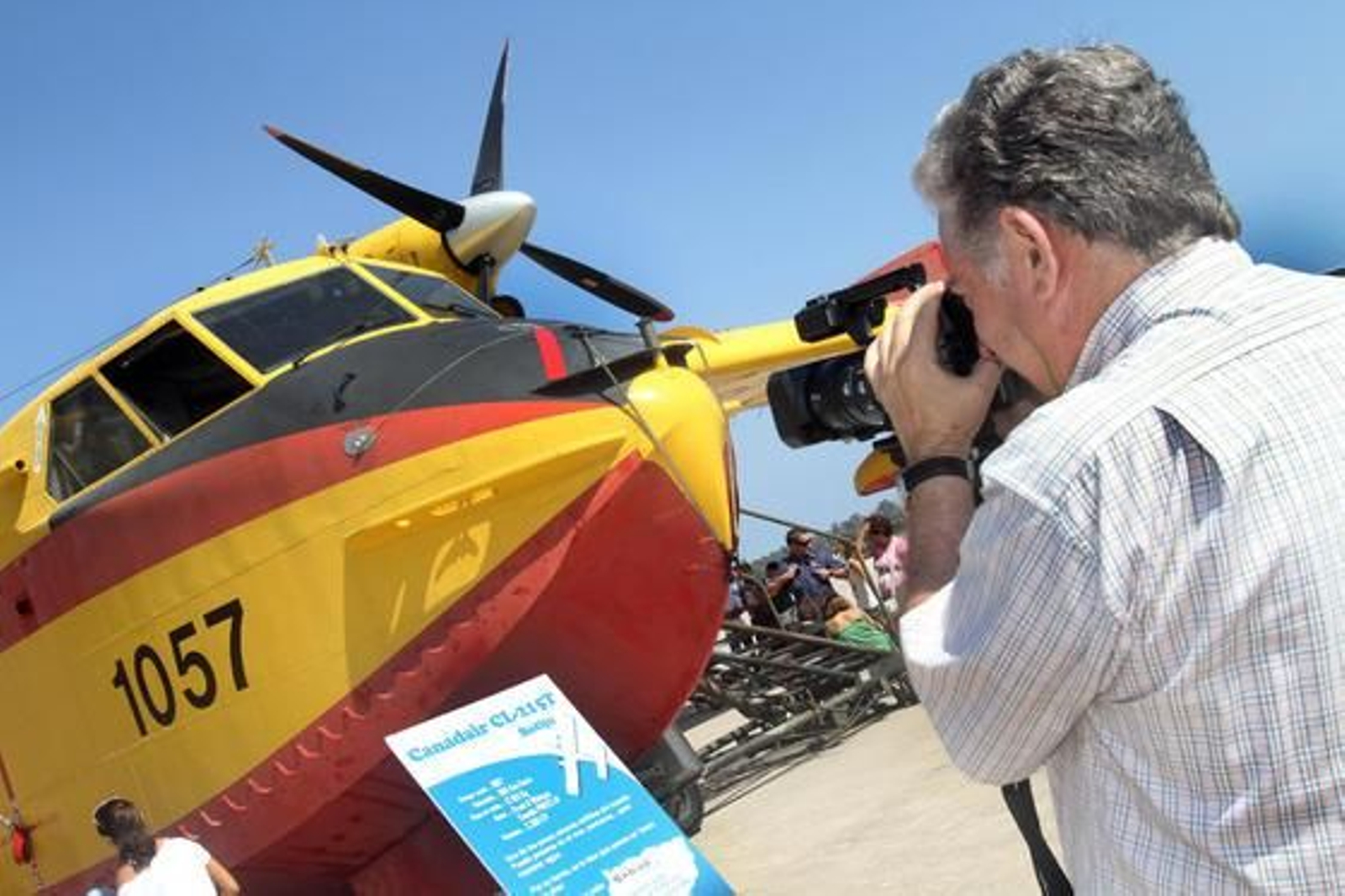 La jornada de puertas abiertas del II Festival Aéreo Internacional de Málaga contó con la presencia de muchos curiosos.

Foto: Yolanda Montiel
