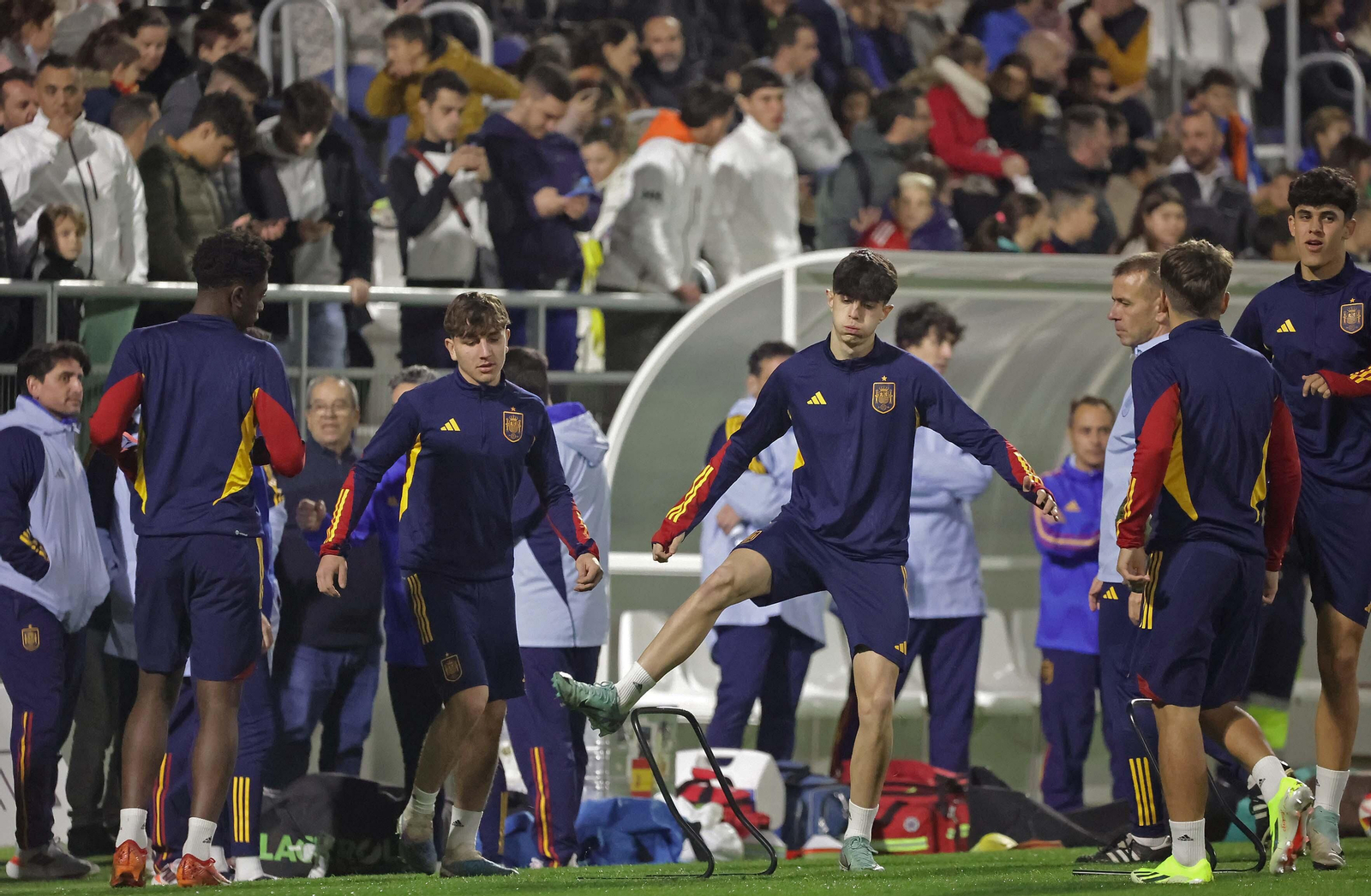 Fotos del entrenamiento de la selección española sub-17 de fútbol en el Ciudad de La Línea