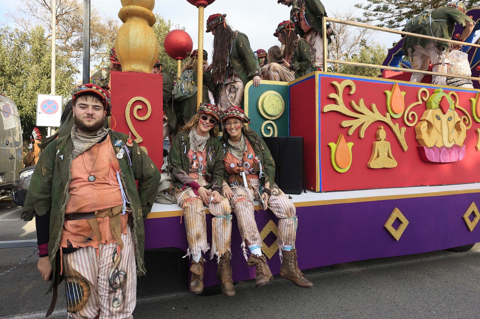 Búscate en las fotos del pasacalles del Carnaval de Tarifa 2026