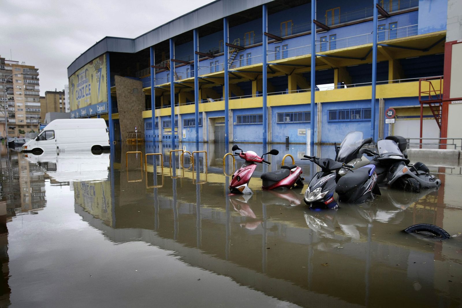 La plaza de Madrid, frente a la antigua Tribuna del Ramón de Carranza, totalmente anegada de agua tras una fuerte lluvia en octubre de 2008.