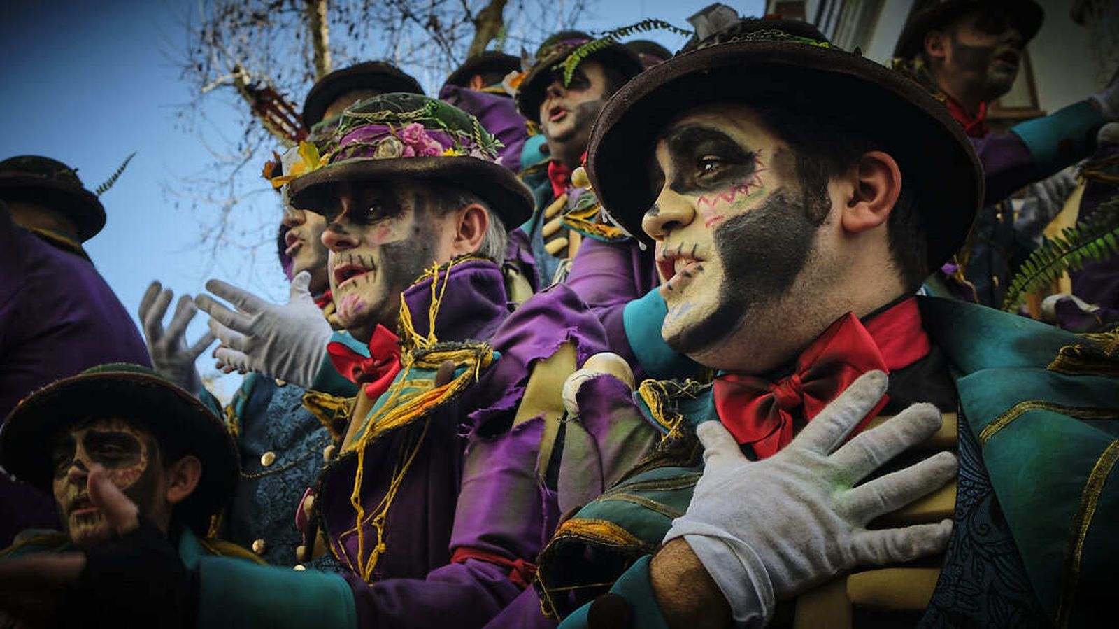 El primer premio de coros del COAC, cantando en plaza Mina.