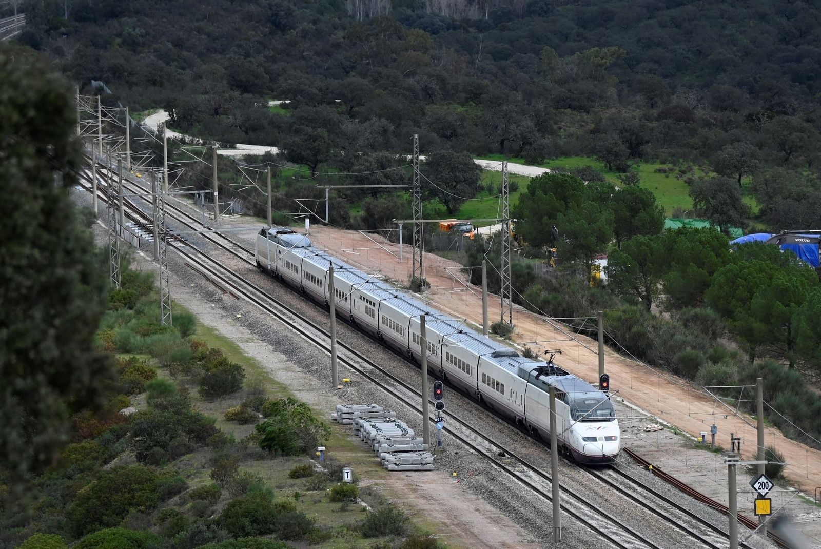 Los trenes vuelven a Adamuz un mes después de la tragedia, en imágenes