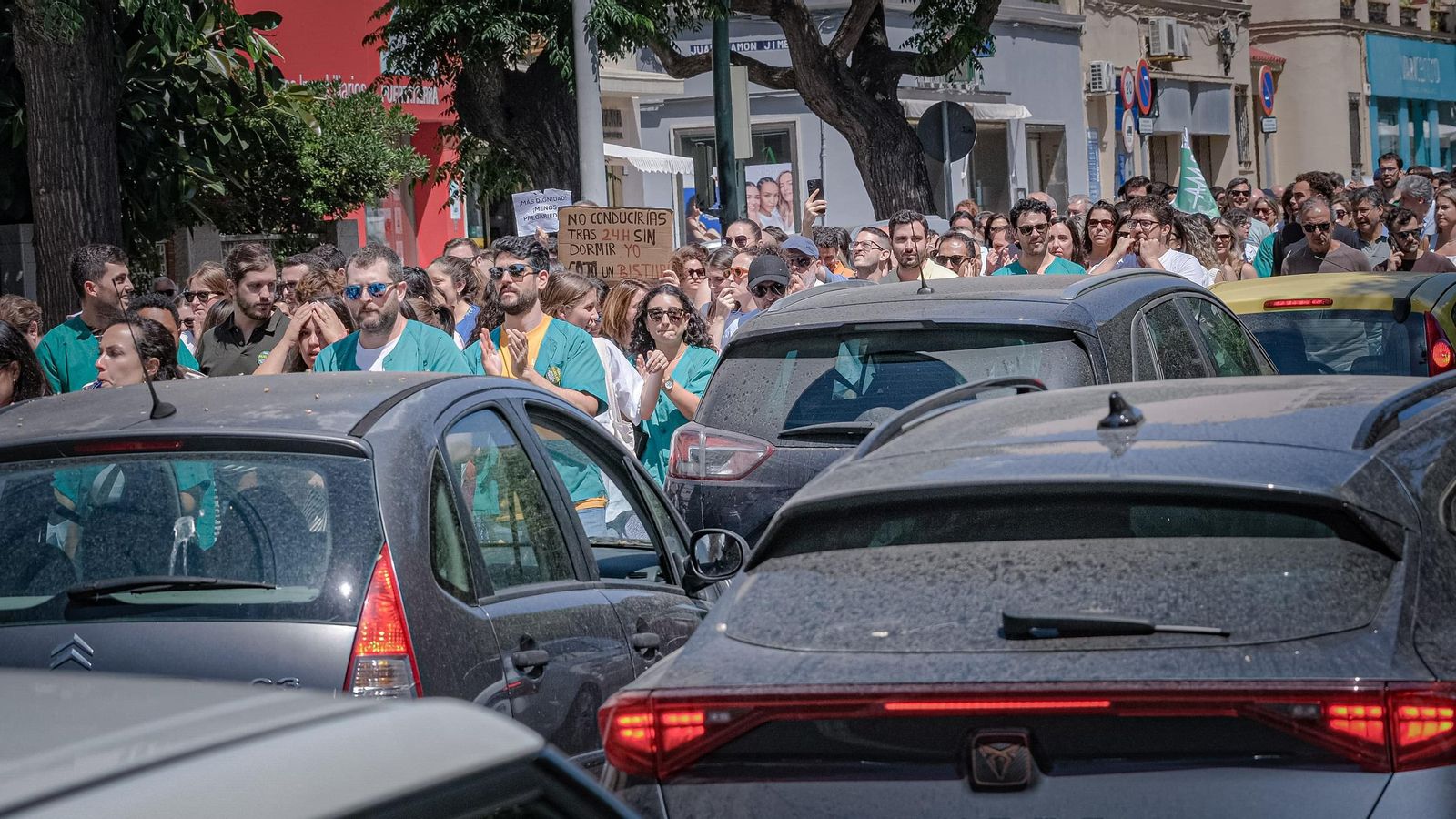La marcha de protesta imprevista generó el lógico colapso del tráfico. La marcha de protesta imprevista generó el lógico colapso del tráfico.