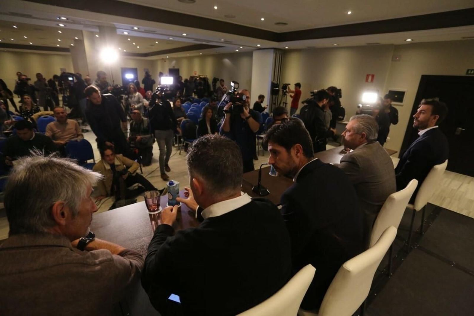 Las fotos de la rueda de prensa de Víctor