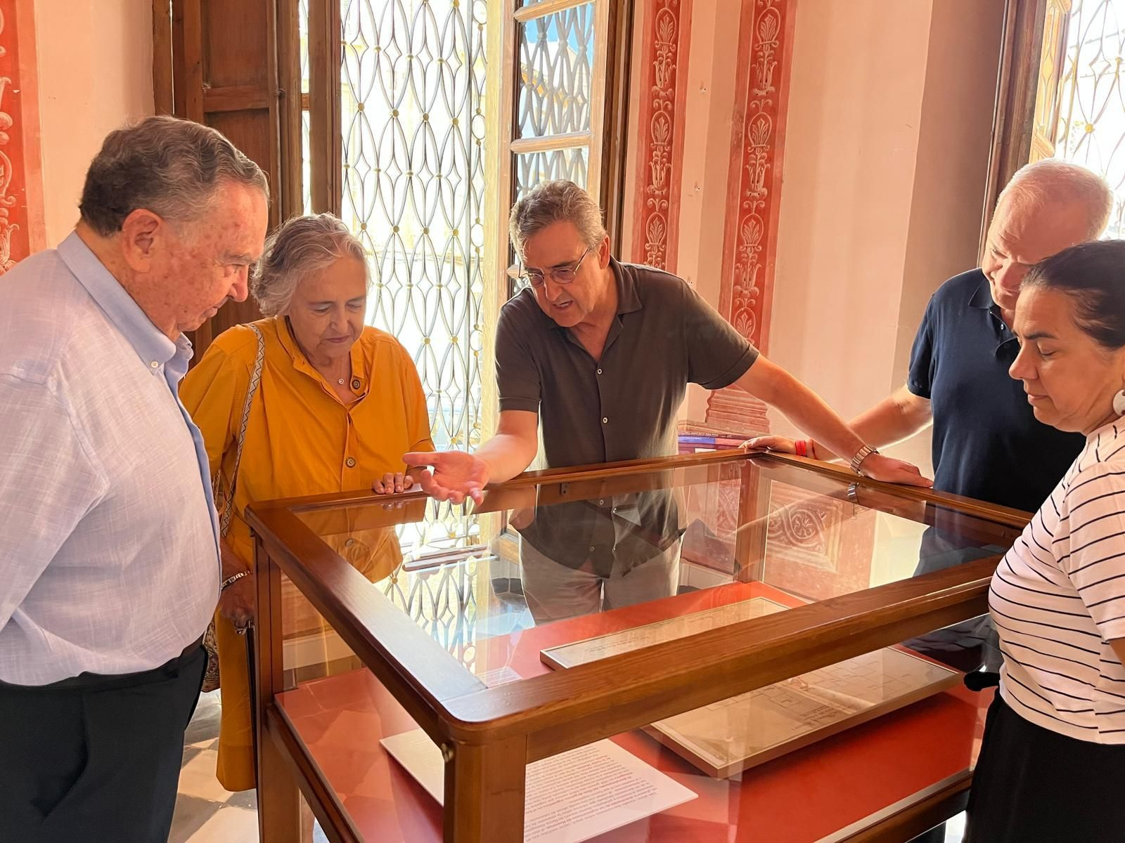 Enrique Fernández Bolea, María del Carmen Rojo Calvo y Antonio Fernández Liria observando la pieza.
