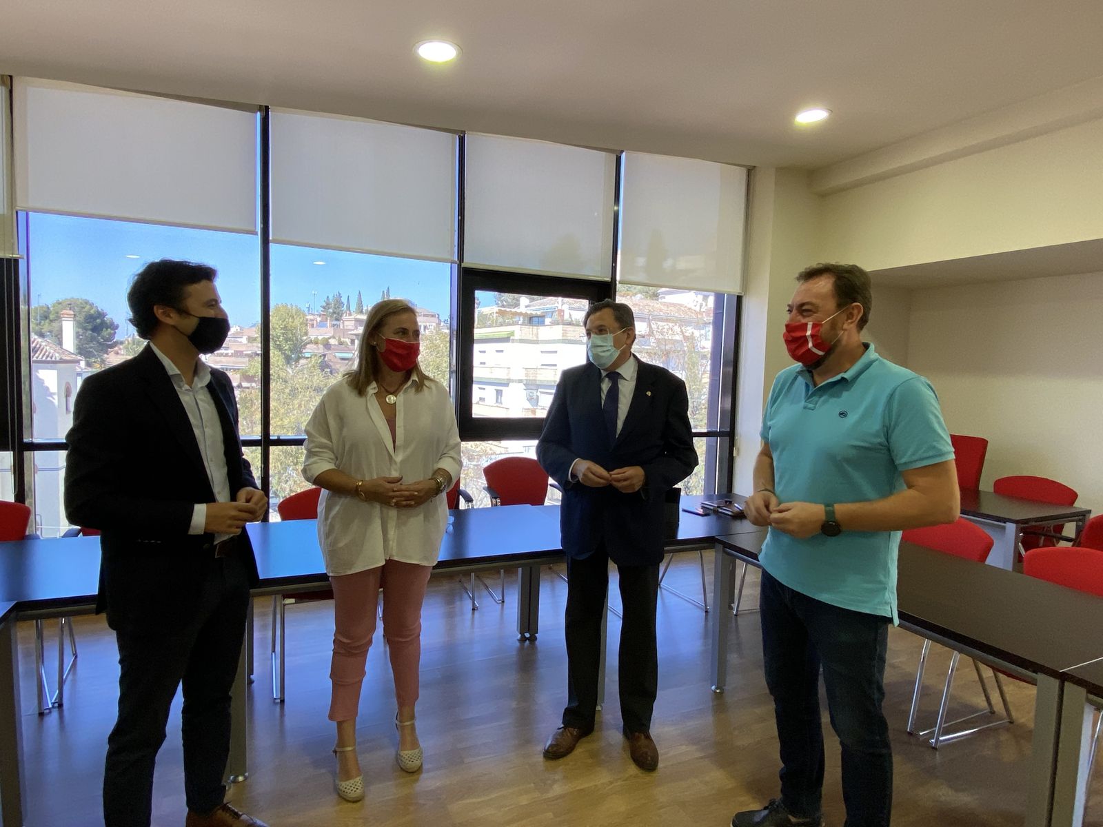 Más de 3.000 familias de Granada se han  beneficiado de las tarjetas monedero de la  Junta según el PP