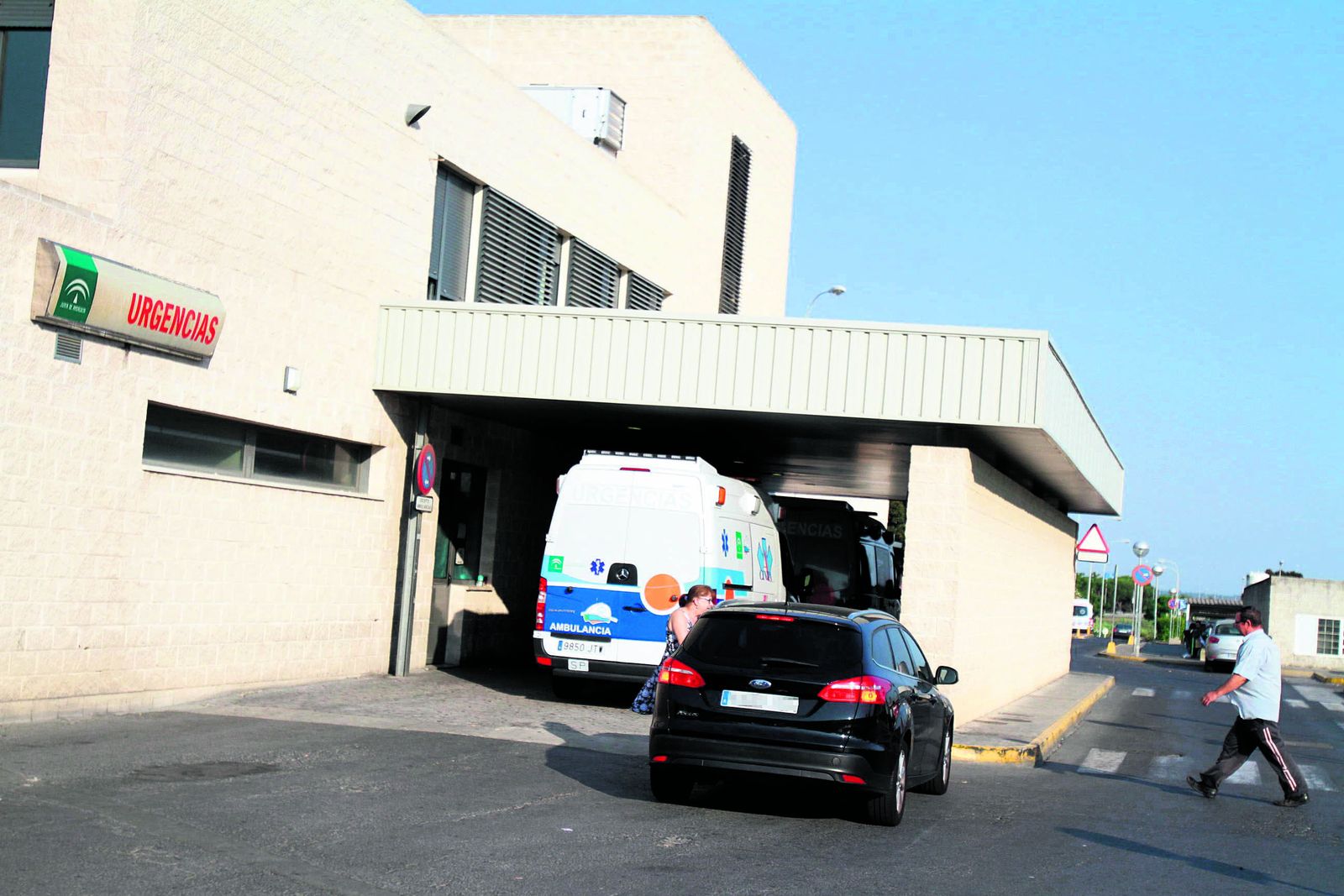 Entrada al servicio de Urgencias del hospital Juan Ramón Jiménez en la tarde de ayer.