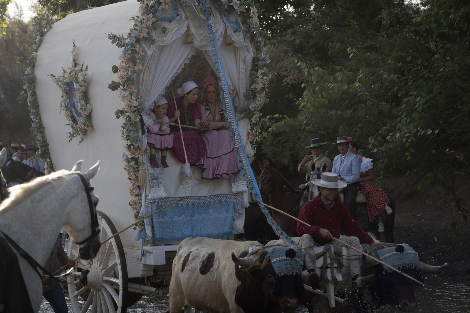 La Hermandad de Triana y Sevilla a su paso por el Vado de Quema