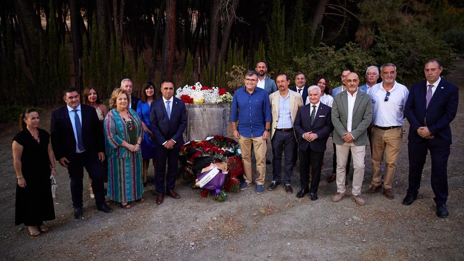 El homenaje ha sumado a representantes de los municipios lorquianos y asociaciones memorialistas