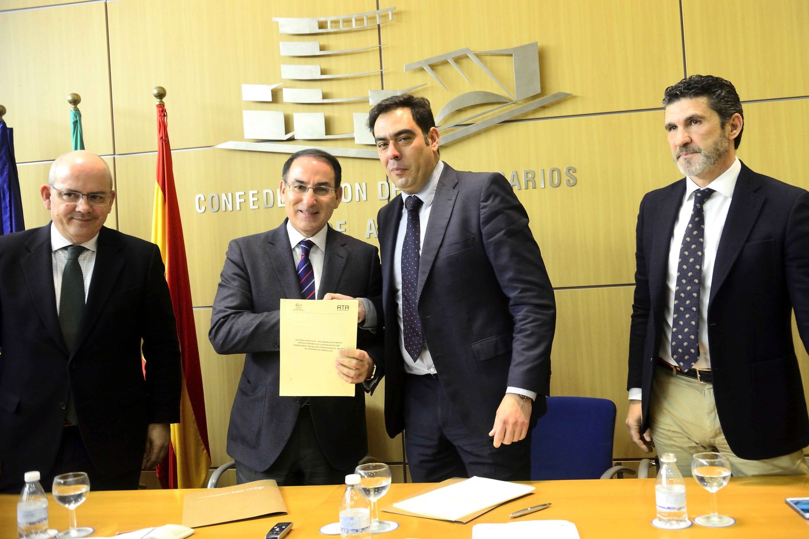 Javier Sánchez Rojas, Javier González de Lara, Rafael Amor y José Luis Perea, durante la firma del acuerdo.