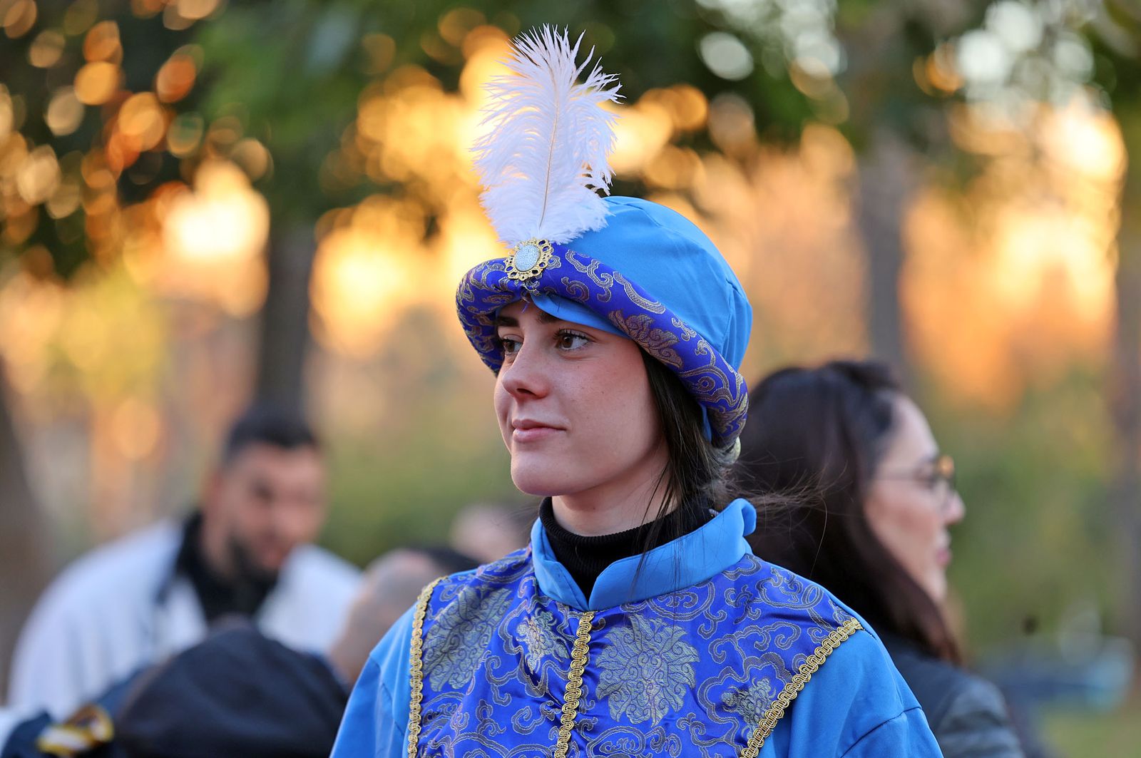 Imágenes del paje Real de SSMM los Reyes Magos recogiendo las cartas de los niños y niñas de Huelva en la plaza Houston