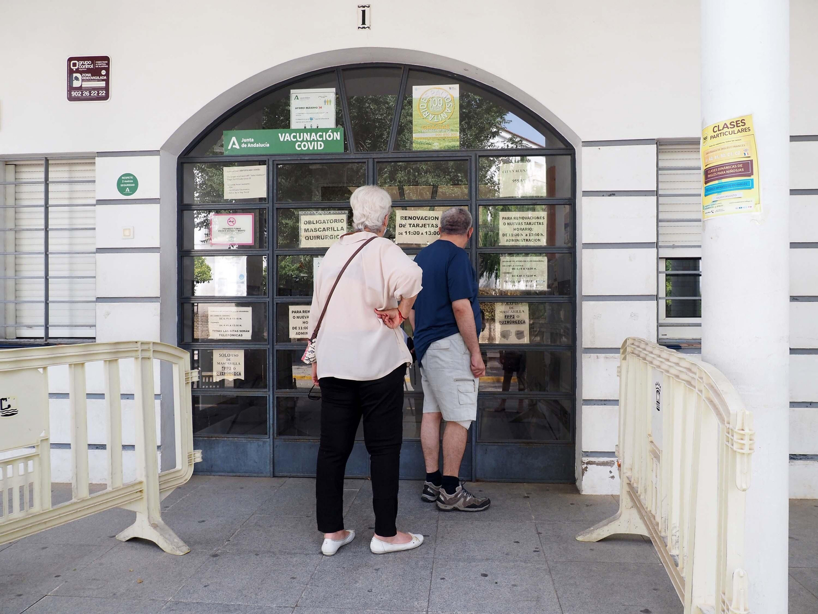 Los usuarios que se acercaron ayer al centro de salud de Cartaya se encontraron con las puertas cerradas