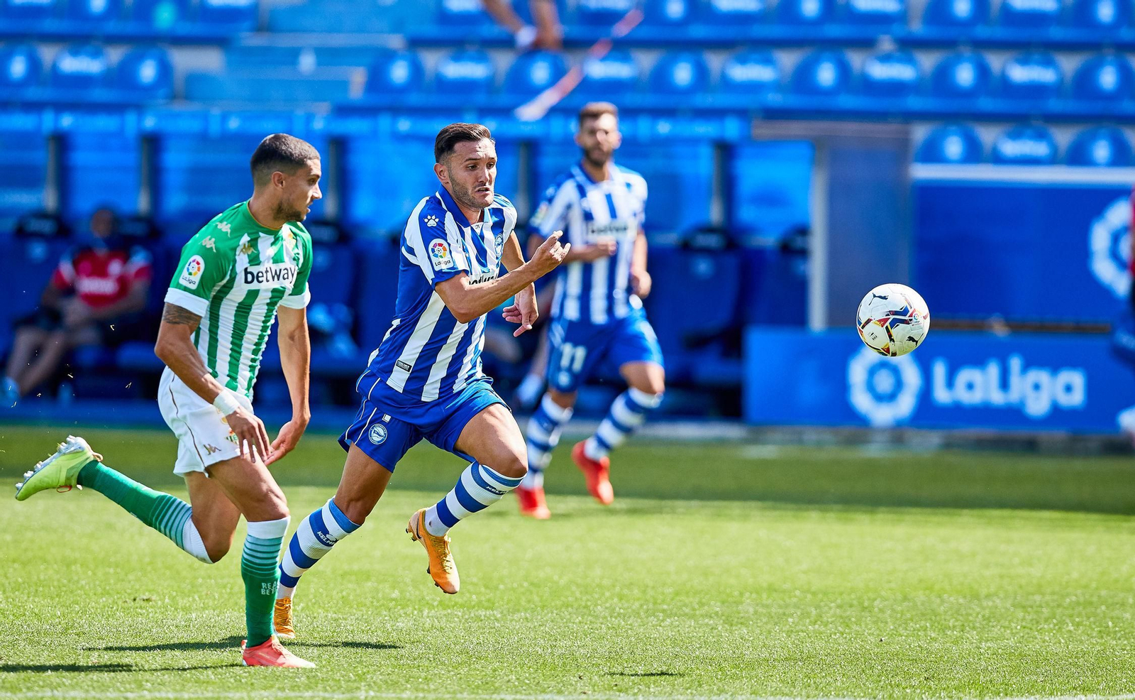 Bartra persigue a Lucas Pérez.