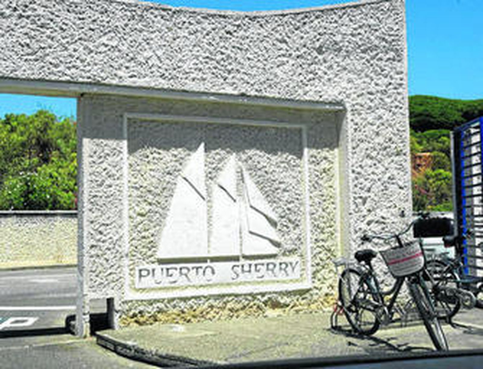 Entrada al hotel de Puerto Sherry.