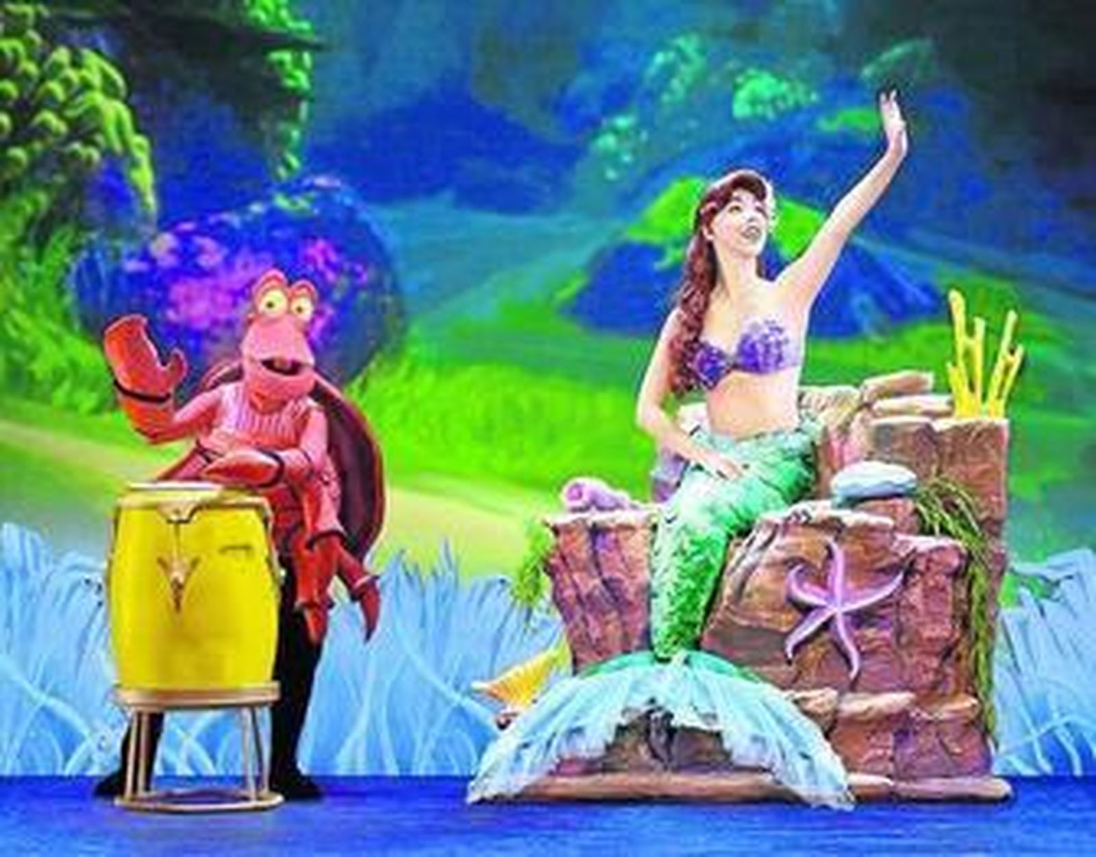 1. Número de Micky Mouse con sus amigos Minnie, Goofy y el Pato Donald en el musical. 2. Ariel, la Sirenita, y Sebastián. 3. Número musical de Aladín. 4. Los personajes de la saga 'Toy Story' están presentes. En la imagen,  Buzz Lightyear.