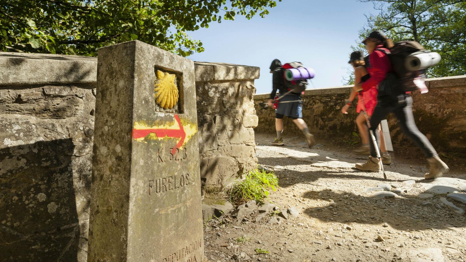 Peregrinos caminando por el Camino de Santiago.