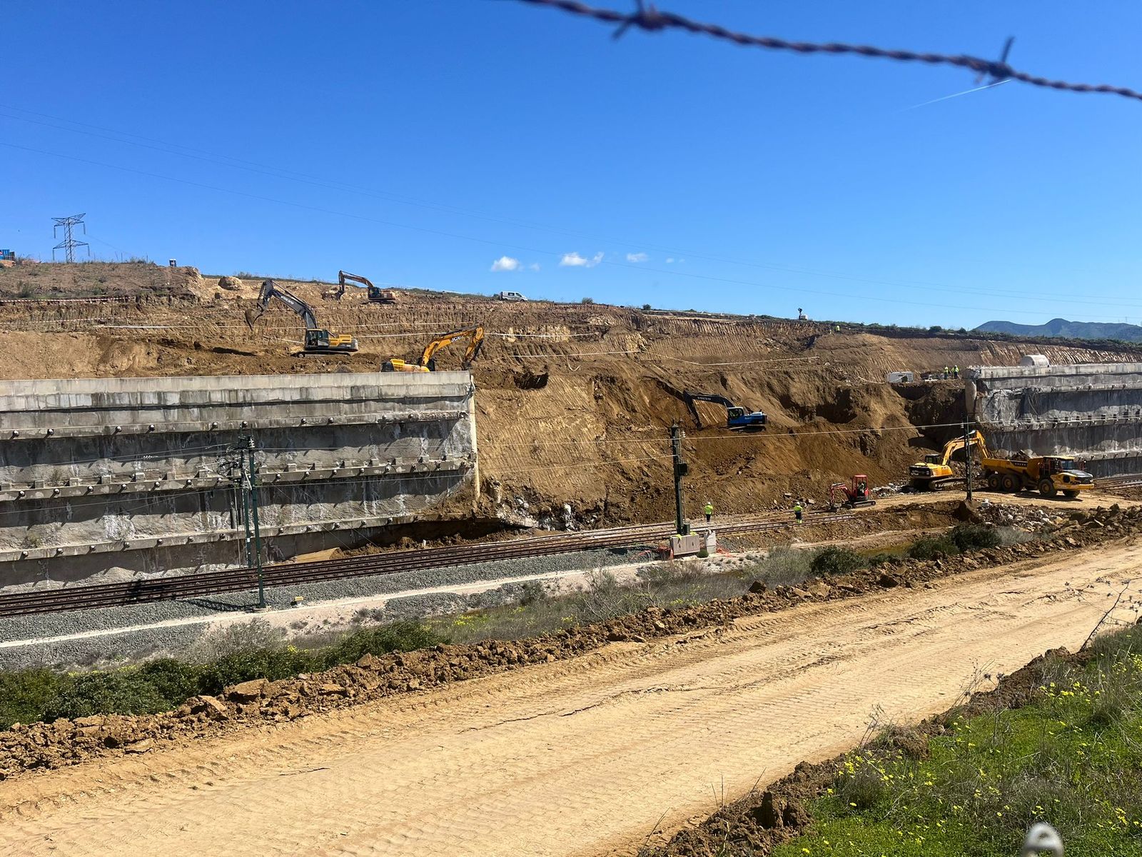 Empiezan a vislumbrarse las vías del AVE en Álora.