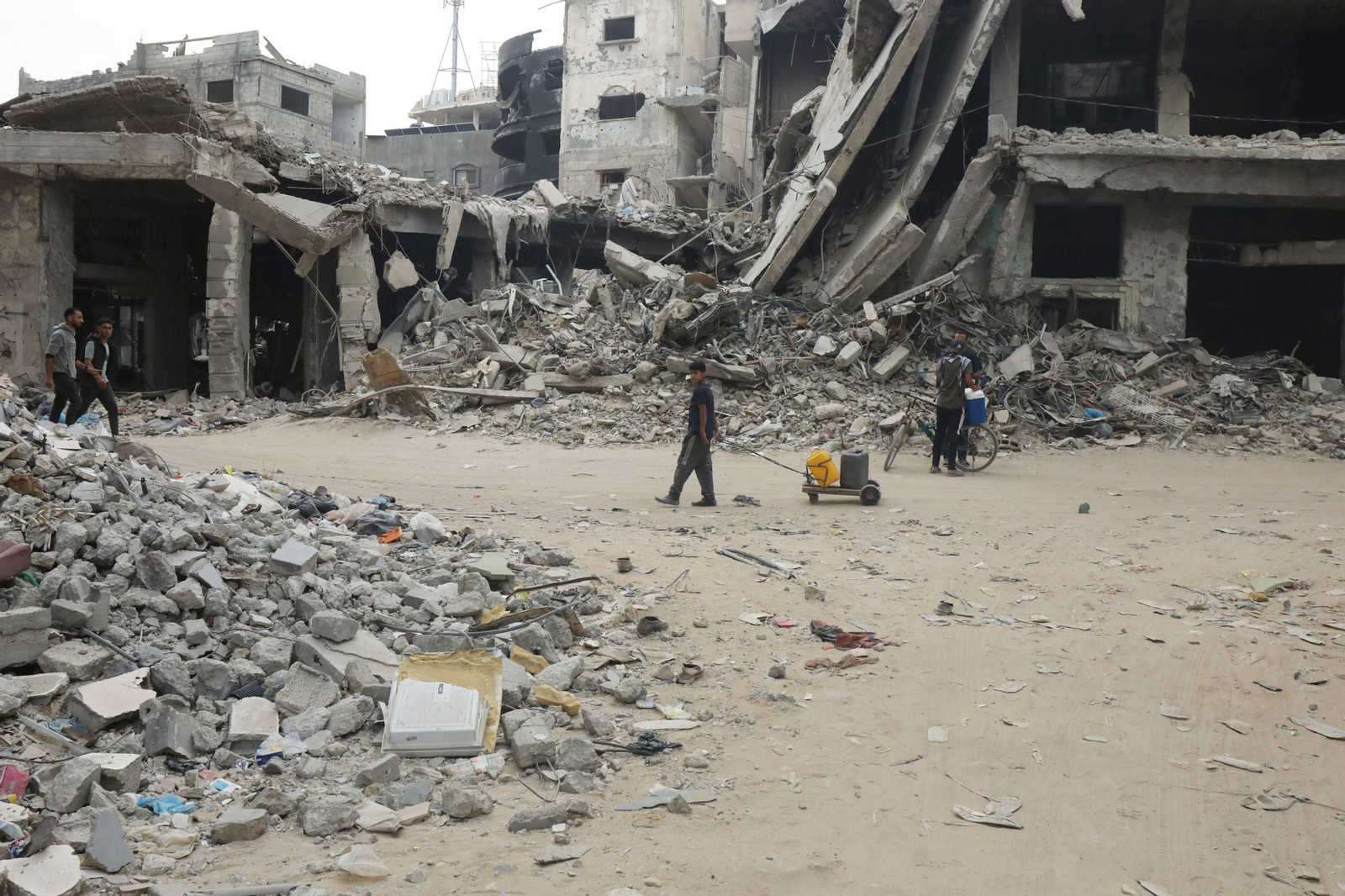 Un niño palestino espera para recoger agua en Jan Yunis.