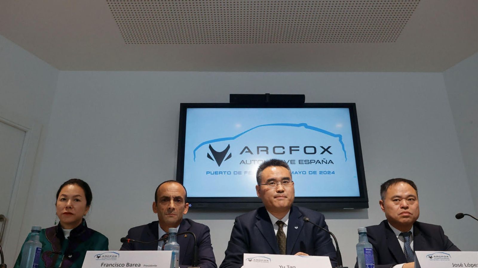 El primer ejecutivo de BAIC, Yu Tao, junto al director del puerto de Ferrol, Francisco Barea, y flanqueados amos por la representante de Arcfox Automotive, Zheng Fang; y el director de Magna Blue Sky, Shawn Feng, durante de la presentación del nuevo centro logístico coruñés.