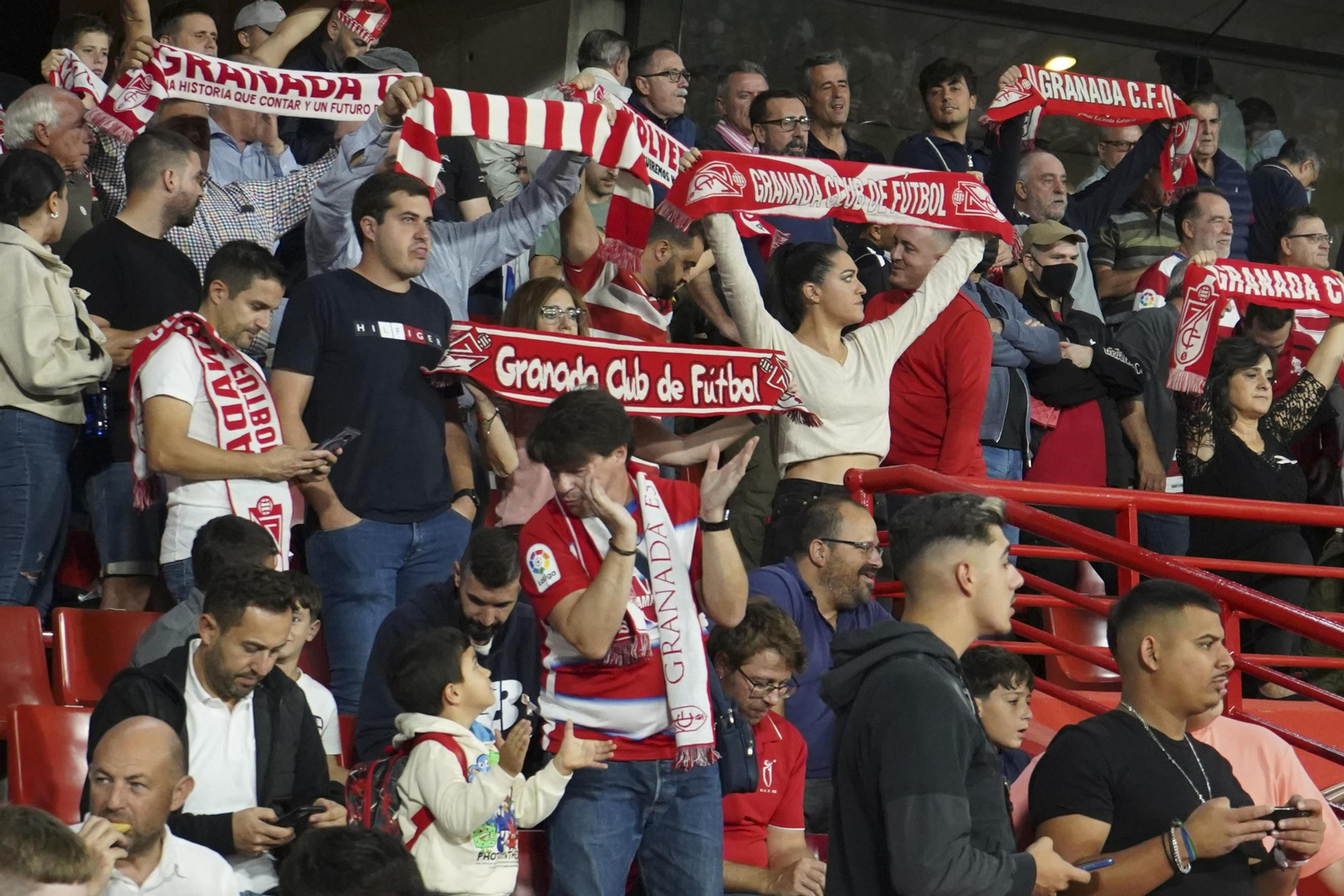 Aficionados del Granada CF en el estadio durante un partido