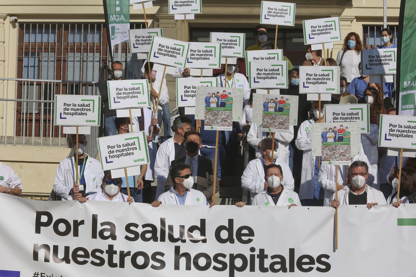 Protesta de sanitarios a las puertas del Hospital Regional de Málaga.