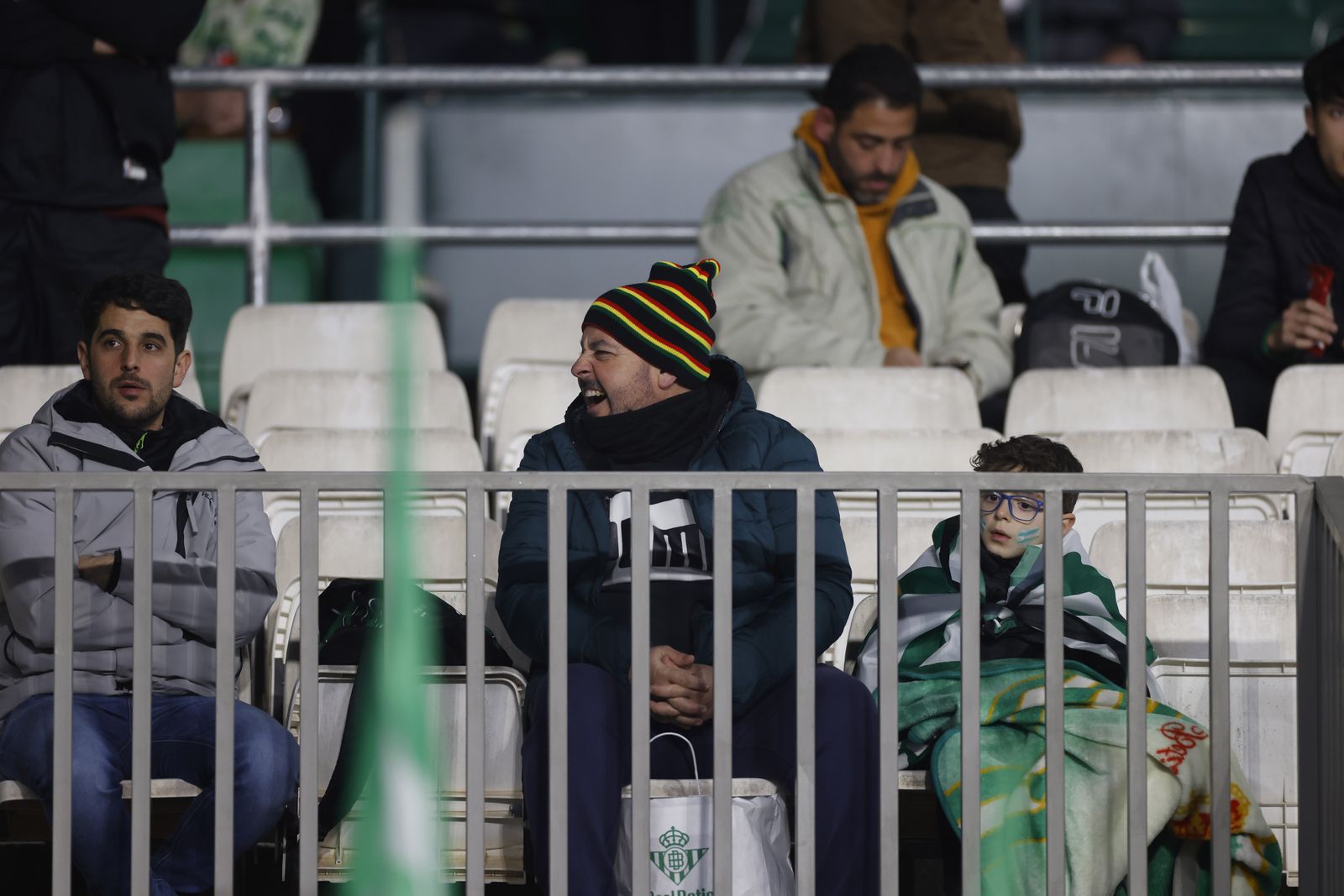 Búscate en las fotos del Betis-Barcelona