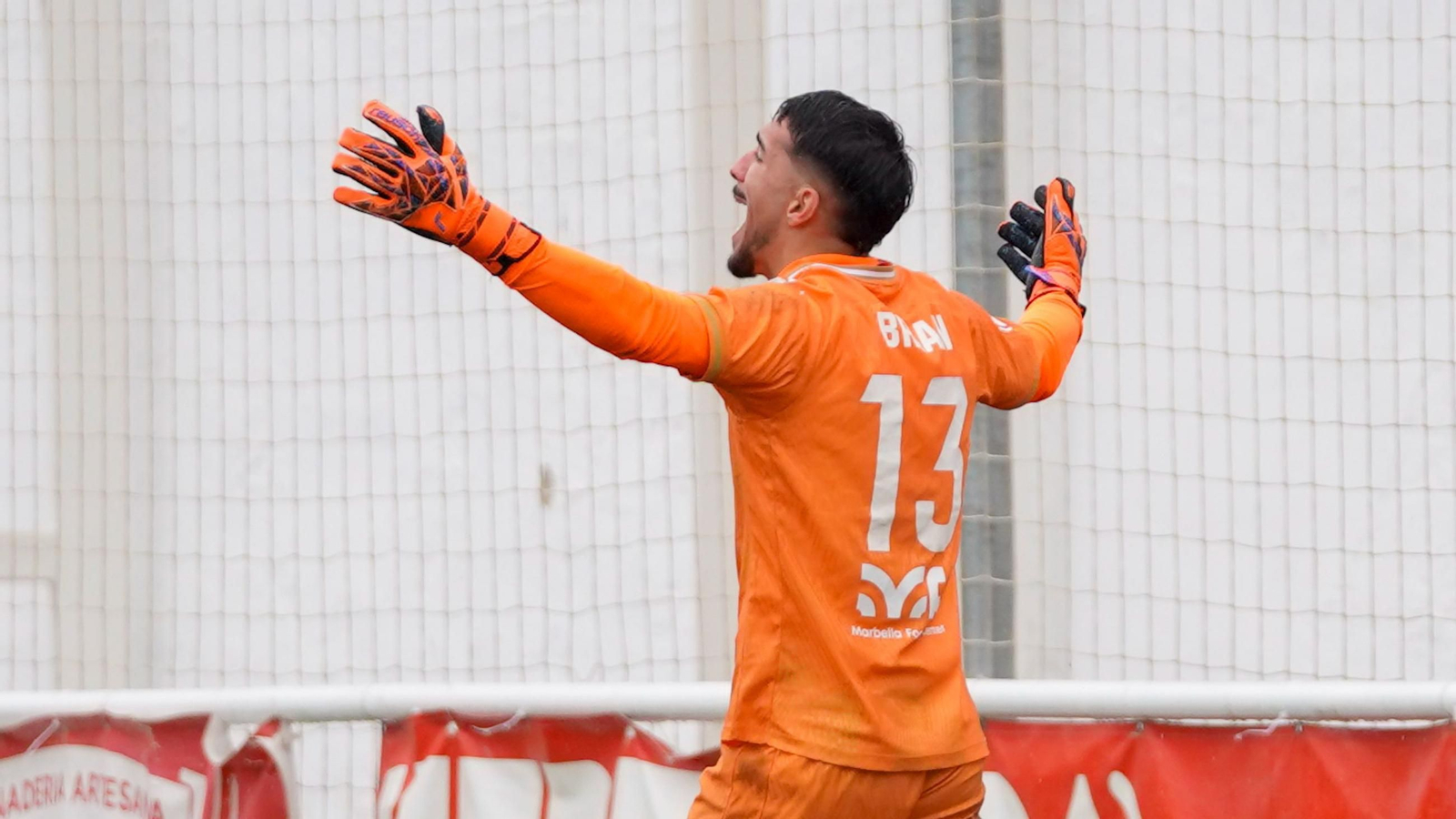 El debutante Brian Mahugo se lamenta tras encajar un gol