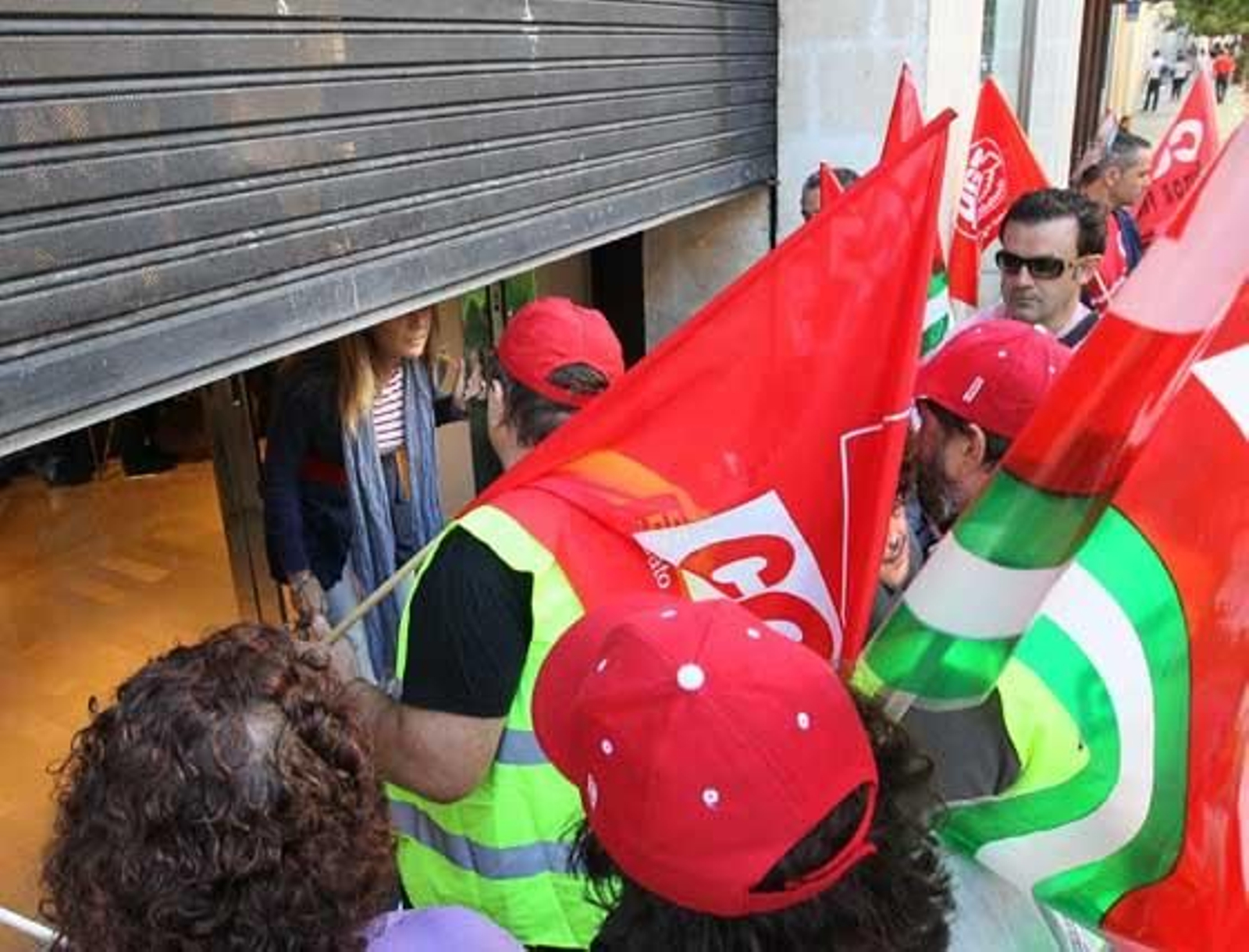Cierre de un comercio del centro en presencia de un piquete.

Foto: M. A. González