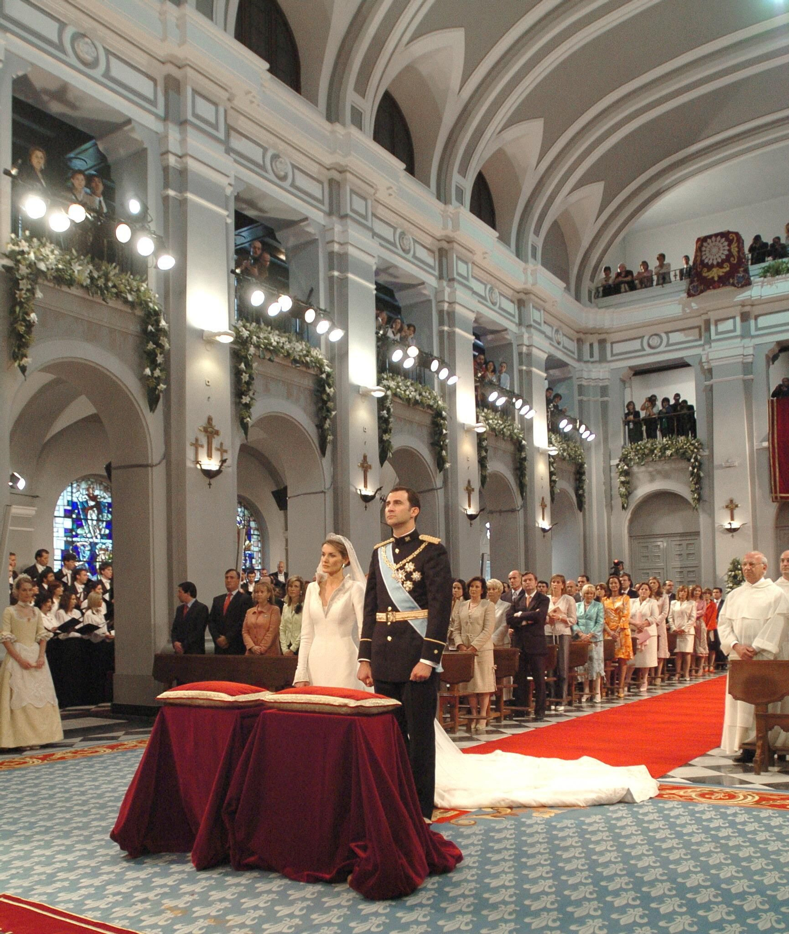 Una vista general al interior de la catedral en la boda de los Reyes