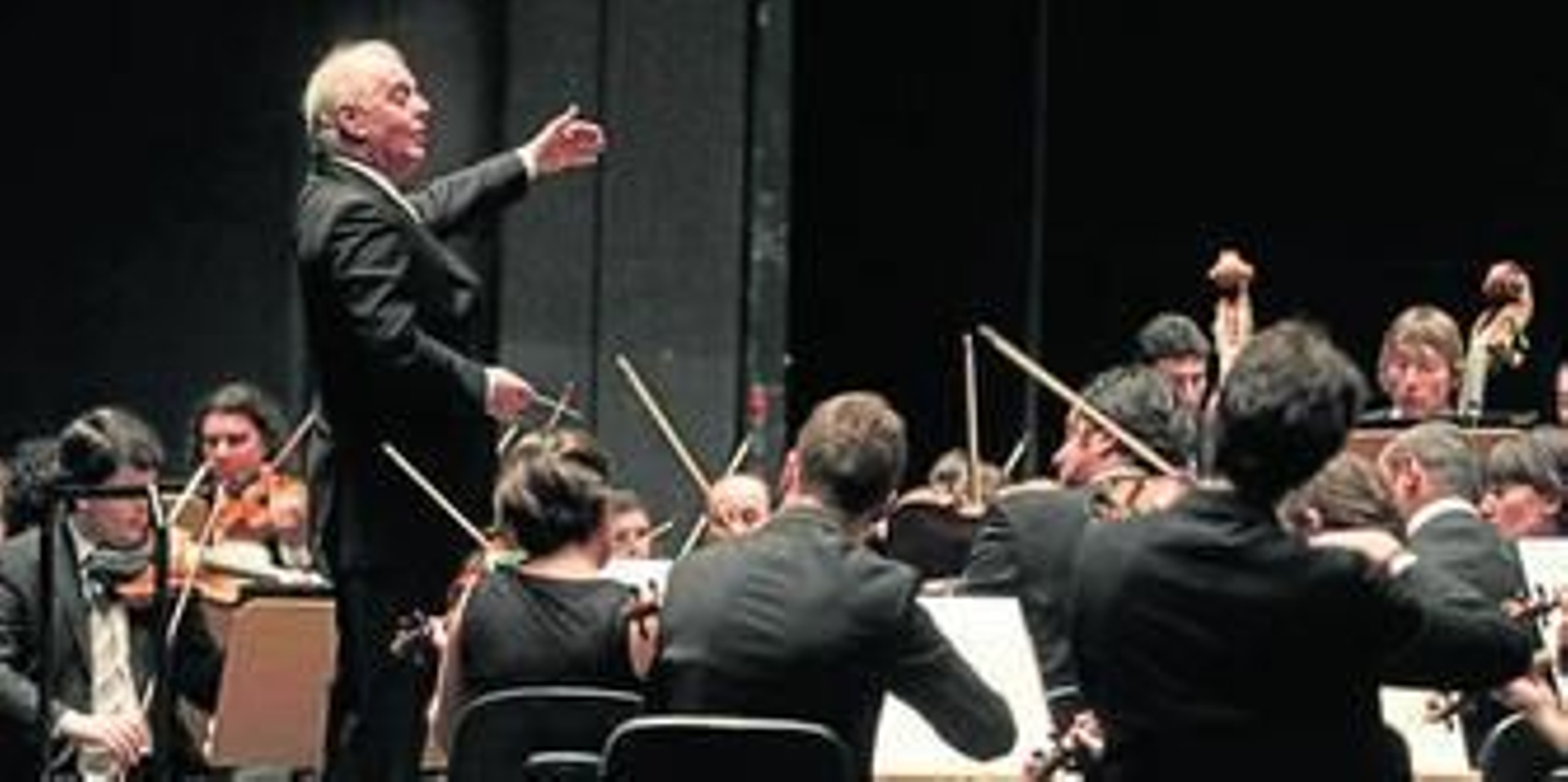 El maestro, que fue muy ovacionado a su llegada, dirigiendo a los jóvenes intérpretes del West-Eastern Diwan.