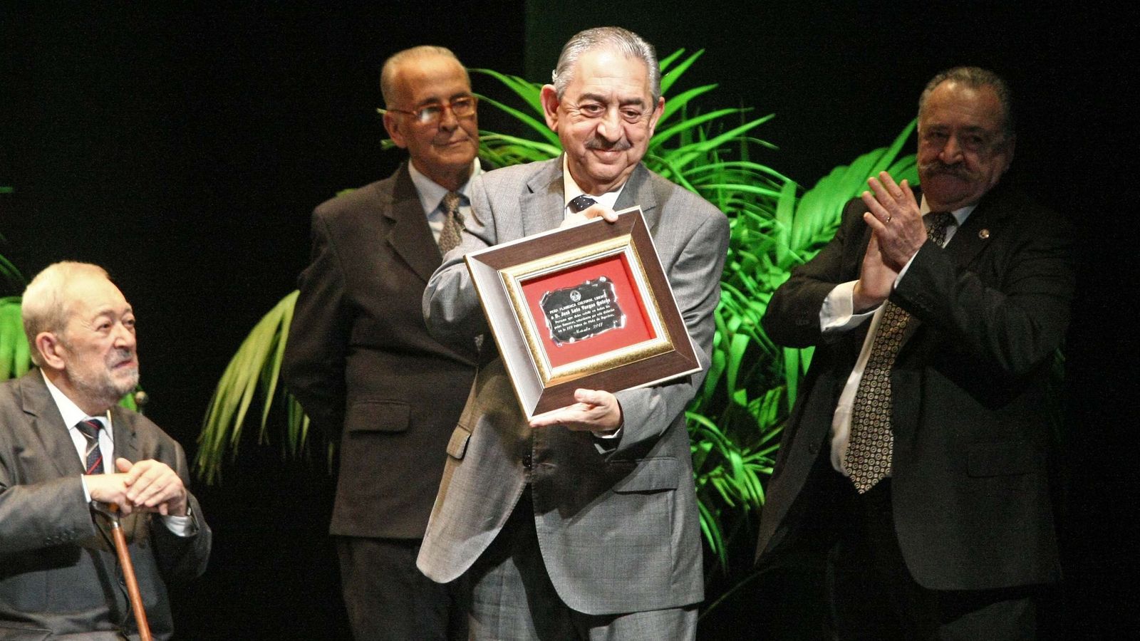 Pepe Vargas, con una placa conmemorativa en la Palma de Plata de 2017.