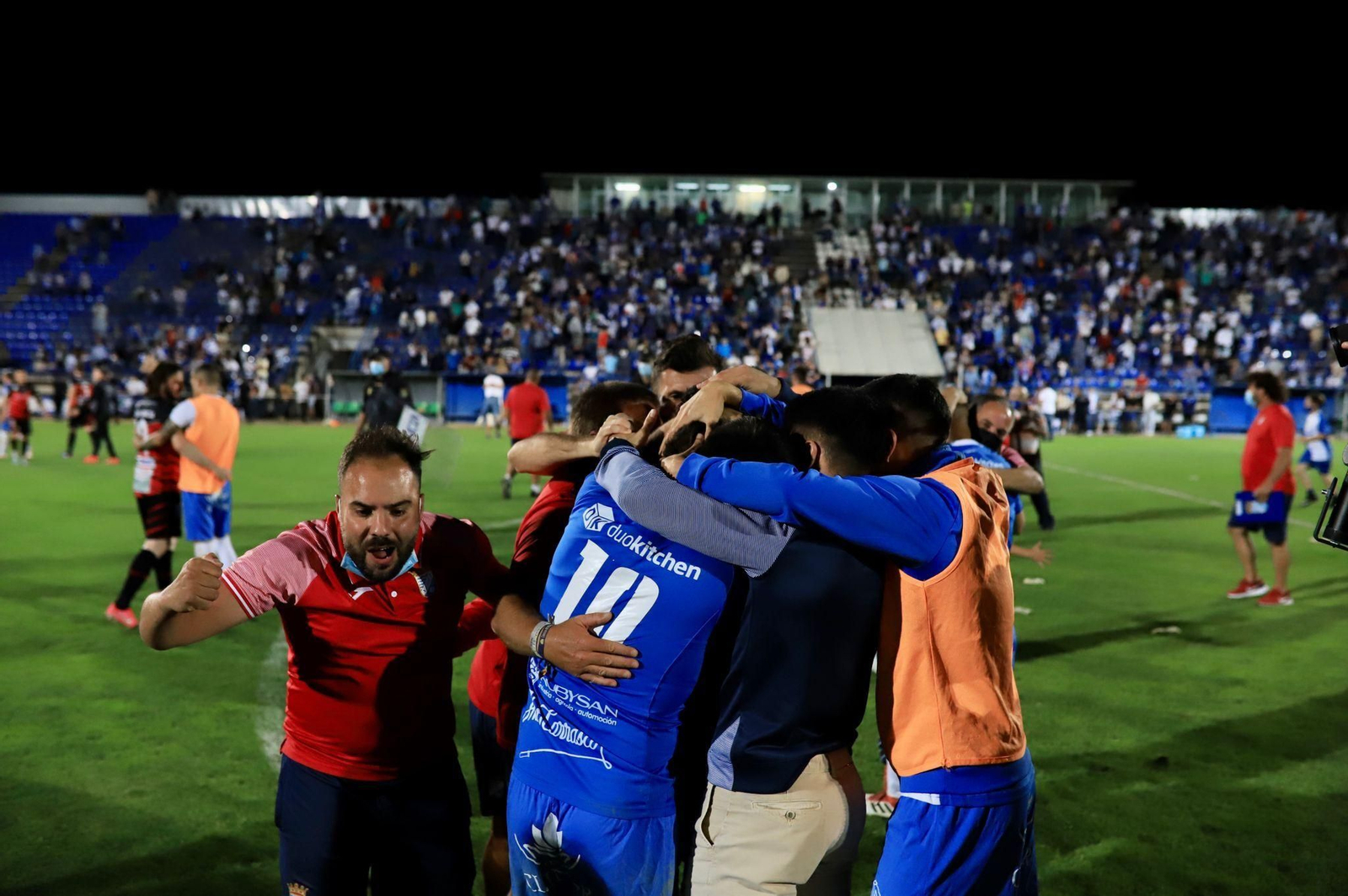 Los jugadores del Xerez CD celebran a lo grande el empate ante el Salerm Puente Genil.