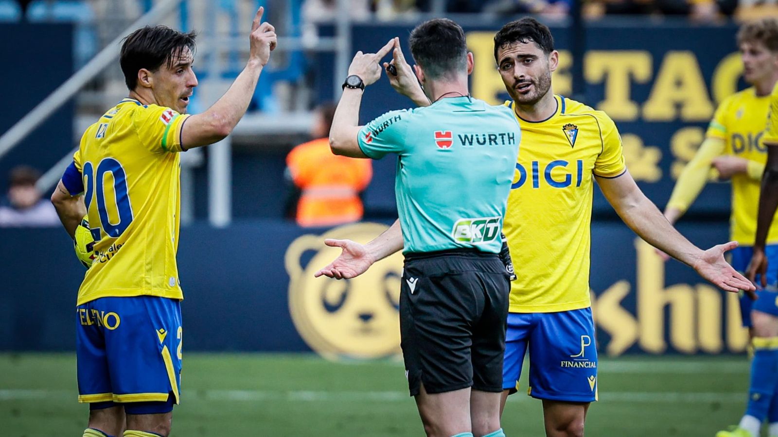 Iza se dirige al colegiado del partido.