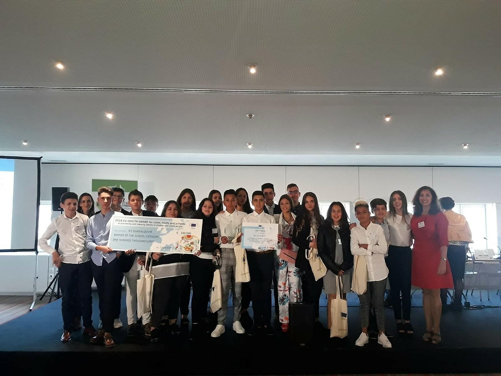 Alumnos del instituto Guadalquivir muestran el premio recibido.